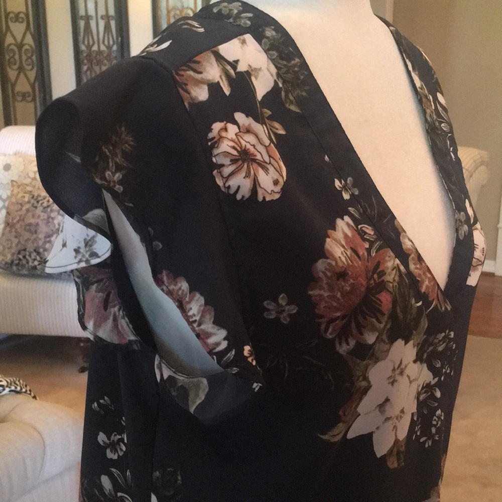Women’s c & e floral Blouse in Medium - Picture 6 of 12